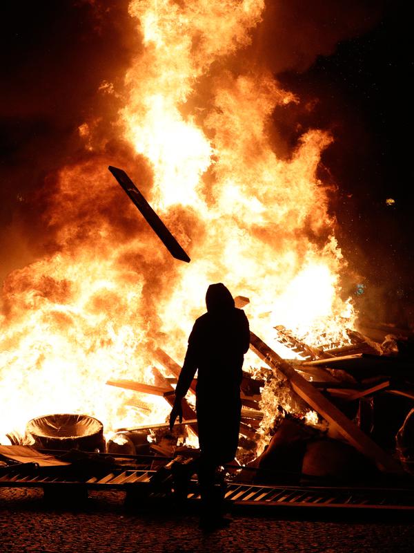 Demonstran membakar barang-barang saat kerusuhan menentang kenaikan harga bahan bakar di Paris, Prancis, Sabtu (24/11). Lebih dari 100.000 orang mengambil bagian dalam sekitar 1.600 aksi protes di seluruh Prancis. (AP Photo/Kamil Zihnioglu)
