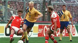 Denmark (merah) hanya berstatus sebagai pengganti Yugoslavia yang terlibat perang hanya 11 hari sebelum Piala Eropa 1992 dimulai. Namun, Denmark berhasil menjadi juara setelah mengalahkan juara Piala Dunia 1990, Jerman, 2-0 di final. (AFP/Boris Horvat)
