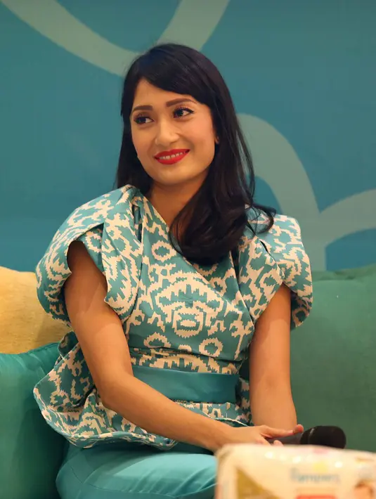 Wanita kelahiran Pangkal Pinang 36 tahun silam itu mengajarkan kedua buah hatinya untuk suka membaca dan belajar. (Nurwahyunan/Bintang.com)