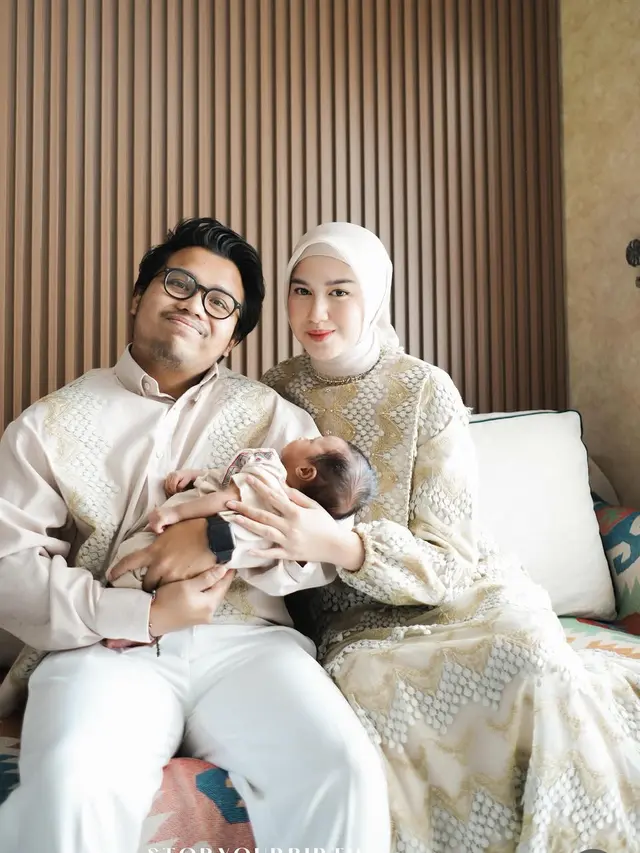 Ochi Rosdiana Saat Aqiqah Putra Pertamanya. [@ochi24]