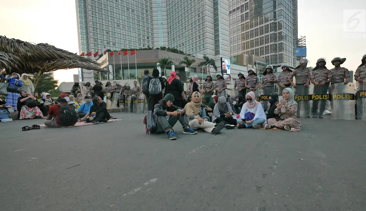 Massa Gerakan Nasional Kedaulatan Rakyat saat unjuk rasa di kawasan Bundaran HI, Jakarta, Selasa (21/5/2019). Dalam aksinya, mereka Bawaslu memeriksa hasil Pemilu 2019 yang dinilai banyak terdaopat kecurangan. (Liputan6.com/Herman Zakharia)
