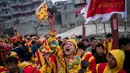 Seorang pria berpakaian seperti Dewa Laut melakukan prosesi ritual di pantai desa Fuye, Provinsi Fujian, Tiongkok (5/3). Nama festival atau ritual ini adalah "The Dash of the Ocean Gods". (AFP Photo/Johannes Eisele)