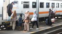 Penumpang kereta api di Stasiun Banyuwangi Kota bersiap menaiki kereta api (Istimewa)