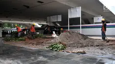 Aktivitas pekerja saat menyelesaikan pembangunan taman di kolong Jembatan Semanggi, Jakarta, Kamis (7/3). Taman kolong Jembatan Semanggi nantinya akan difungsikan sebagai pusat interaksi warga. (merdeka.com/Iqbal Nugroho)