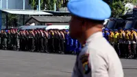 Peserta mengikuti apel Kesiapan Tanggap Musim Penghujan Tahun 2018-2019 di Polda Metro Jaya, Jakarta, Jumat (16/11). Pasukan yang menjadi peserta apel seperti polisi, TNI, BPBD, Satpol PP dan beberapa lembaga lain. (Liputan6.com/Johan Tallo)