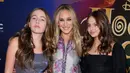 Sarah Jessica Parker (tengah) bersama putrinya Marion Loretta Elwell Broderick (kiri) dan Tabitha Hodge Broderick menghadiri pemutaran perdana film Hocus Pocus 2 di AMC Lincoln Square, New York, Amerika Serikat, 27 September 2022. Pakaian yang dikenakan menampilkan aksen biru, ungu, dan merah muda. (Photo by Charles Sykes/Invision/AP)