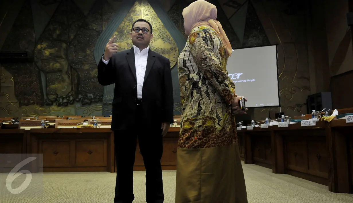 Menteri ESDM Sudirman Said seusai rapat kerja dengan Kom‎isi VII DPR di Gedung DPR, Jakarta, Selasa (26/7). Raker menindaklanjuti temuan BPK ‎2015 soal penetapan harga solar yang menguntungkan badan usaha sebesar Rp 3,19 triliun (Liputan6.com/Johan Tallo)