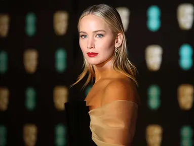 Aktris Jennifer Lawrence berpose saat tiba menghadiri BAFTA Awards 2018 di London, Inggris (18/2). Jennifer Lawrence tampil cantik dengan gaun berwarna hitam dan lipstik berwarna merah. (Photo by Vianney Le Caer/Invision/AP)