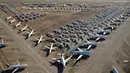 Pesawat komersial yang dinonaktifkan dan ditangguhkan terlihat disimpan di Pinal Airpark, Marana, Arizona, Amerika Serikat, 16 Mei 2020. Pinal Airpark adalah fasilitas penyimpanan pesawat komersial terbesar di dunia. (Christian Petersen/Getty Images/AFP)