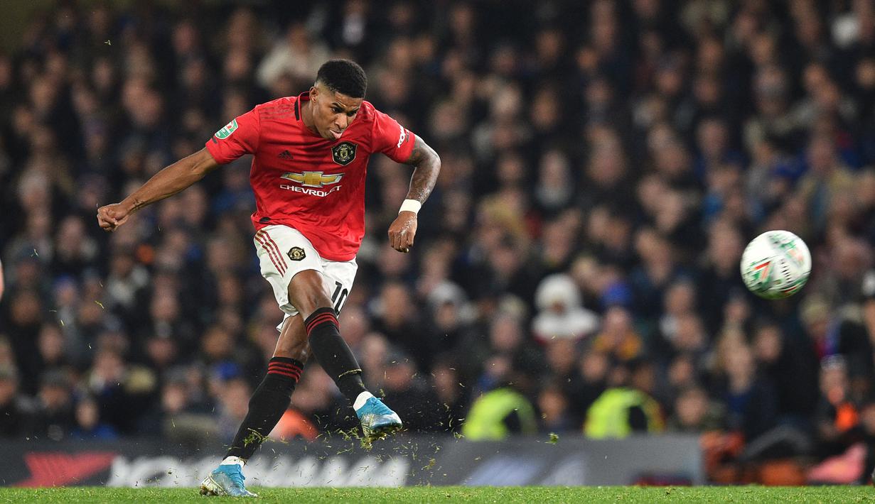 Tendangan bebas Marcus Rashford saat melawan Chelsea berhasil membuahkan gol dan membawa MU ke babak perempat final Carabao Cup 2019. (AFP/Glyn Kirk)