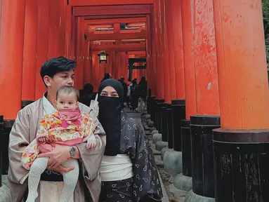 Sudah sejak awal bulan Januari kemarin, keduanya jalani liburan ke Negeri Sakura tersebut. Dari unggahan Instagramnya, pasangan ini pun sudah mengunjungi berbagai tempat seru yang berada di Jepang. salah satunya ialah Disneyland di Tokyo. (Liputan6.com/IG/@natta_reza)