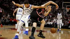 Pebasket Golden State Warriors, Stephen Curry, berebut bola dengan pebasket Miami Heat, Goran Dragic, pada laga NBA di American Airlines Arena, Miami, Senin (4/12/2017). Warriors menang 123-95 atas Heat. (AP/Joe Skipper)