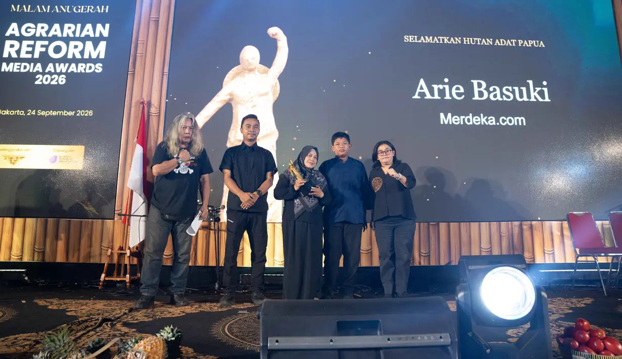 Fotografer senior Oscar Motuloh dan Ketua PFI Pusat Dwi Pambudo mendampingi istri Arie Basuki saat menerima penghargaan untuk Arie Basuki di GOR IPSI, TMII, Jakarta, Kamis (24/9/2026). (KLY/Budy Santoso)