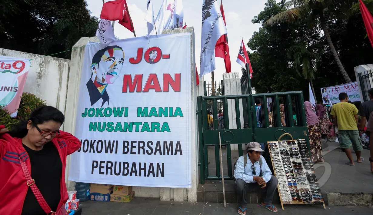 Spanduk bertuliskan dukungan untuk Jokowi terpasang di sekitar Tugu Proklamasi, Jakarta, Kamis (21/5/2015). Spanduk tersebut dipasang dalam rangka memperingati 17 tahun reformasi. (Liputan6.com/Faizal Fanani)