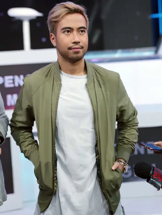 "Ini buat proyek baru gue, judulnya 'Definisi Bahagia', lagunya very joyfull, colourfull dan gue pengin total di single baru gue ini," ujar pemilik mini album Yang Kedua itu. (Deki Prayoga/Bintang.com)