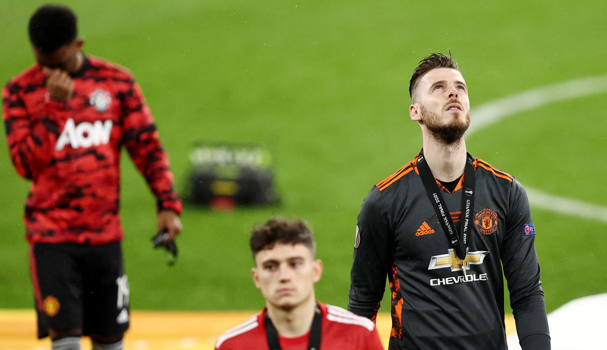 Kiper Manchester United, David de Gea, tampak kecewa usai ditaklukkan Villarreal pada laga final Liga Europa di Stadion Gdansk, Kamis (27/5/2021). MU gagal menjadi juara usai takluk adu penalti dengan skor 10-11. (AFP/Maja Hijtj)