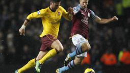 Agen dari sang pemain mengakui kalau kapten Villa ini akan pindah dalam waktu dekat (IAN KINGTON / AFP)