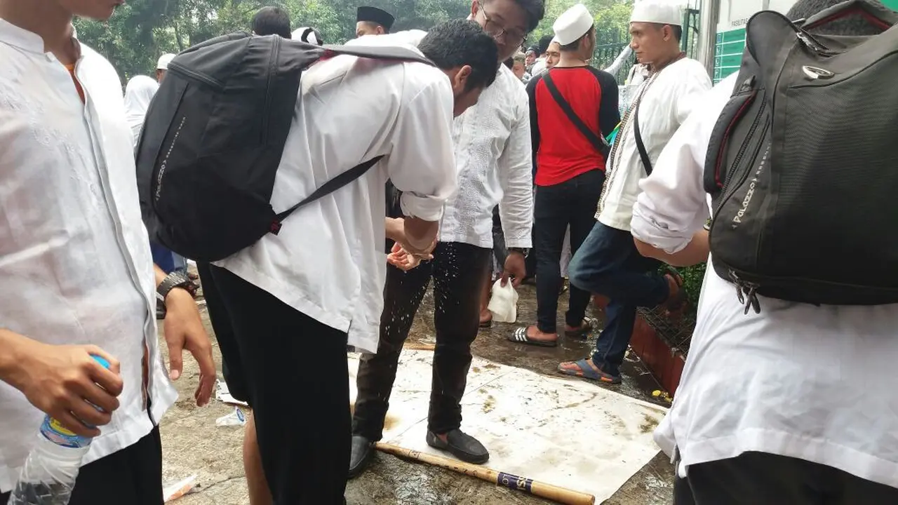 Mesin air di Masjid Istiqlal mati. Alhasil jemaah dan demonstran tidak bisa berwudhu untuk menjalankan salat sunnah.
