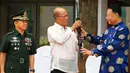 Dubes China untuk Filipina Zhao Jianhua (kanan) menyerahkan senapan serbu CQ-A5b buatan China ke Menhan Filipina Delfin Lorenzana, Manila, Filipina (5/10). Otoritas China menghadiahkan 3 ribu pucuk senapan serbu untuk Filipina.(AP Photo/Bullit Marquez)