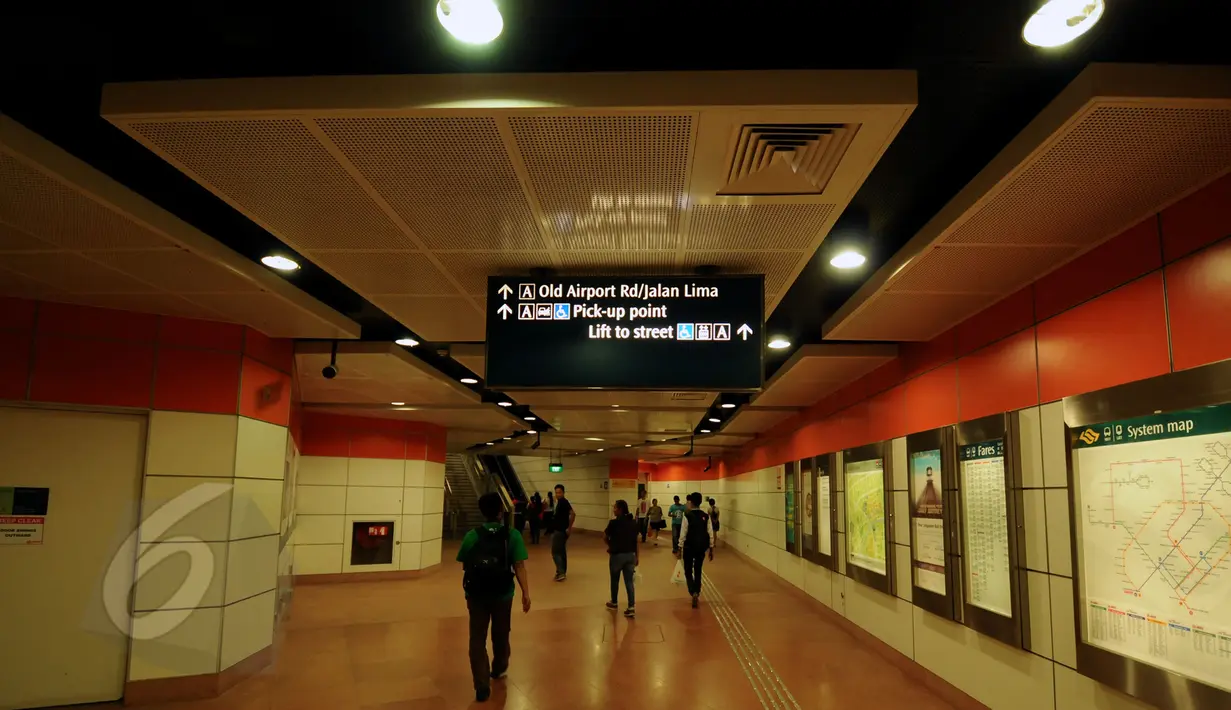 Suasana salah satu lorong terminal MRT di Singapura, Minggu (31/5/2015). MRT Singapura memiliki 113 stasiun (1 di antaranya tidak beroperasi) dengan jalur sepanjang 152,9 kilometer. (Liputan6.com/Helmi Fithriansyah)