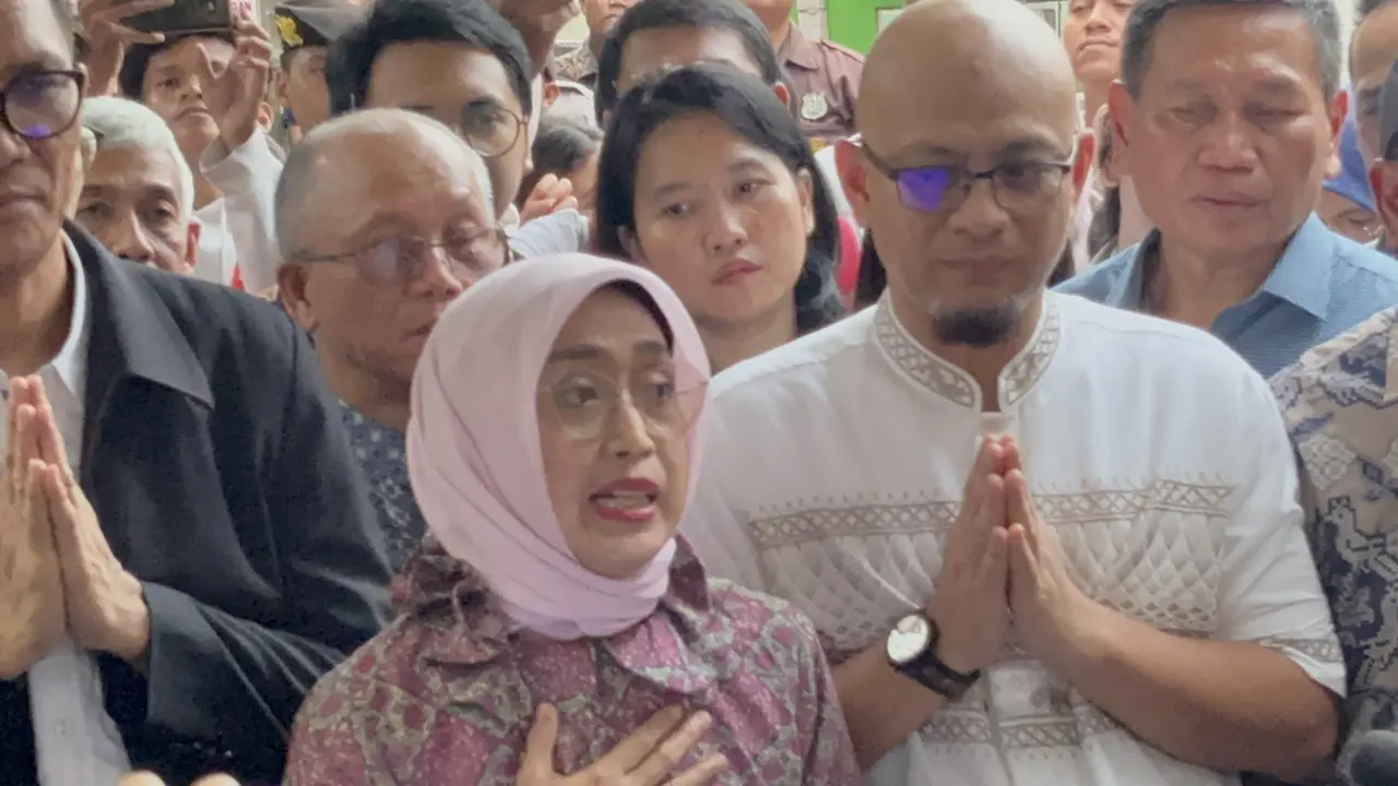 Mantan Direktur Utama PT ASDP Indonesia Ferry Ira Puspadewi usai bebas dari Rutan Kelas I Cabang KPK.