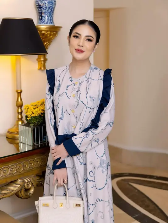Dress dengan ruffles collar ini juga bisa jadi pilihan untuk tampil elegan dan santun [@nindyayunda]