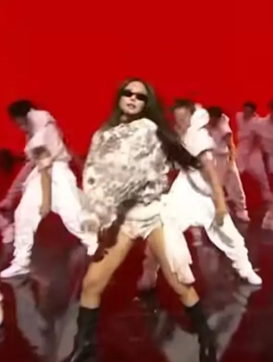 Terakhir, Jennie mengenakan jaket yang diukir lebih dari 2.000 iterasi nama "Jennie," yang dibuat selama lebih dari 200 jam. [@leje.official]