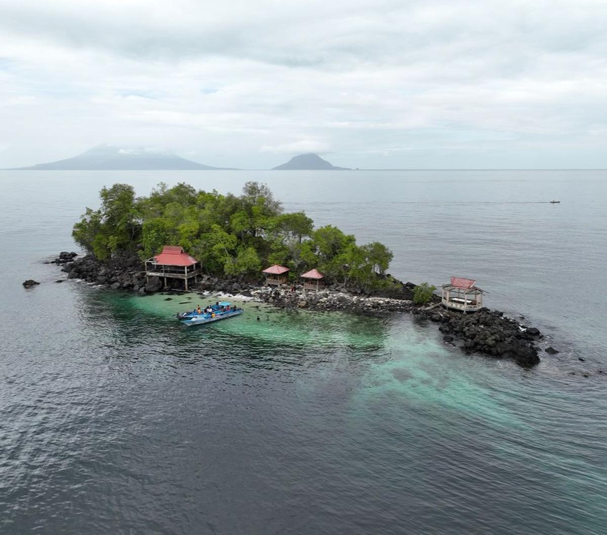 Setelah saksikan tradisi Dodengo, keesokan hari kami ke wonders 5: Teluk Jailolo dan Pulau Babua, yang dianggap keramat.&nbsp;<br>Kami snorkling di sini. Indah sekali. Saat kembali, kami bertemu paus biru. Wow!&nbsp;
