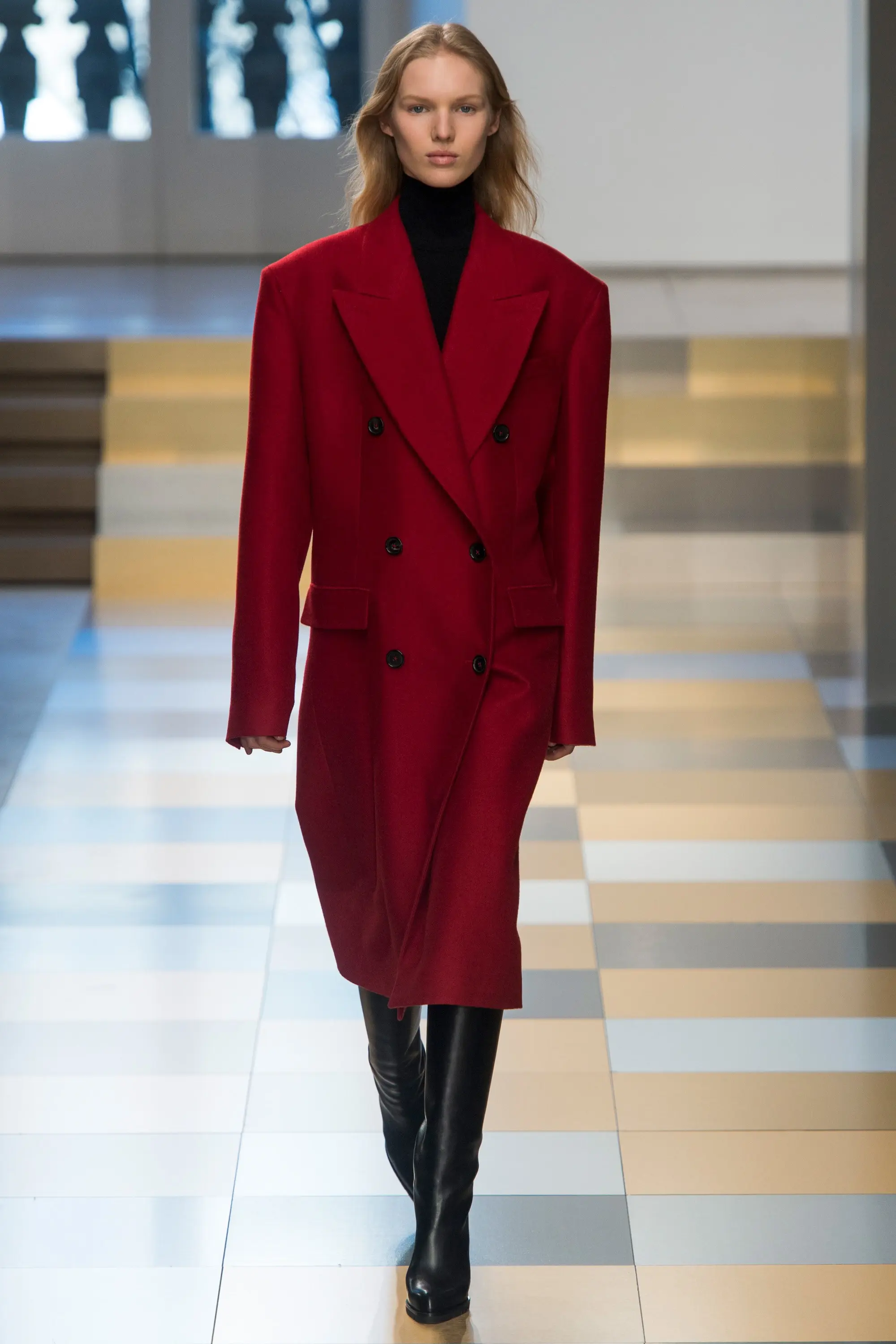 Merah adalah warna untuk musim fall/winter 2017. (Image: vogue.com)