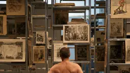 Pengunjung melihat koleksi pada pameran 'Discorde, Fille de la Nuit' di museum Palais de Tokyo di Paris, 5 Mei 2018. Museum seni di Paris membuka pintunya bagi 160 orang nudis atau orang yang memilih tidak memakai busana. (AFP/GEOFFROY VAN DER HASSELT)