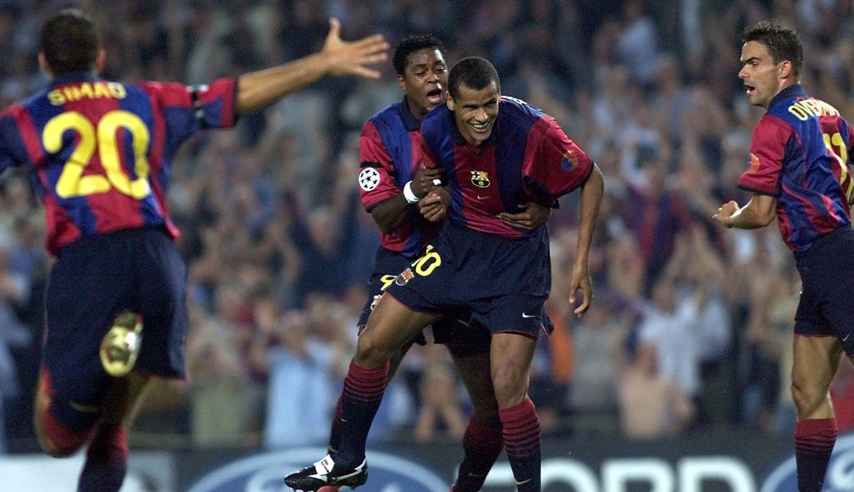 Rivaldo. Eks gelandang serang Brasil berusia 50 tahun yang pensiun pada Agustus 2015 bersama Mogi Mirim ini menjadi pencetak gol terbanyak di ajang Liga Champions pada musim 1999/2000 saat membela Barcelona. Ia mampu mengoleksi 10 gol dari 14 laga. Gelar top skor pun harus dibagi tiga dengan dua pemain lainnya, Mario Jardel dan Raul Gonzalez yang sama-sama mencetak 10 gol. Barcelona sendiri terhenti langkahnya oleh Valencia di babak semifinal. (AFP/Christophe Simon)