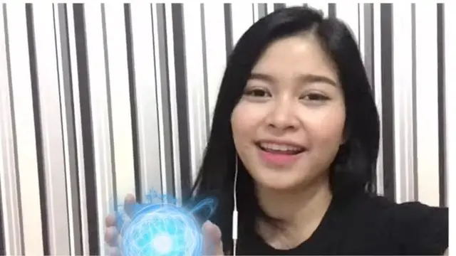 Minta Foto Amel JKT48 Diedit Pegang Sesuatu, 6 Kreasi Netizen Ini Kocak