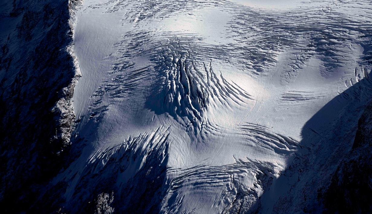 Gletser Sulzenauferner terlihat dari pesawat dekat Innsbruck, Austria, 25 September 2023. Celah di Sulzenauferner terbentuk di mana es mengalir melalui ketidakteraturan di tanah di bawahnya. (AP Photo/Matthias Schrader)