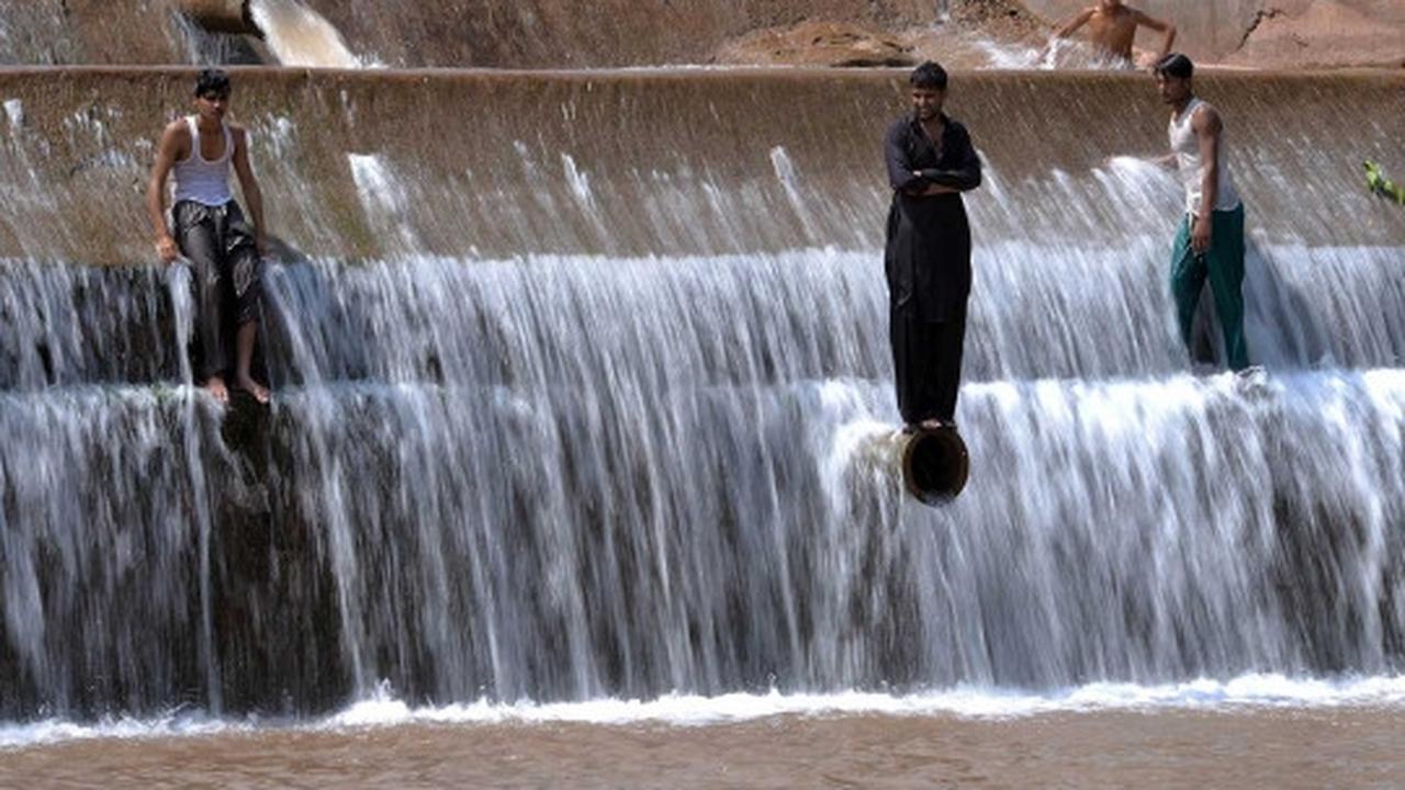 Akibat gelombang panas, banyak warga Pakistan "tidur" di sungai