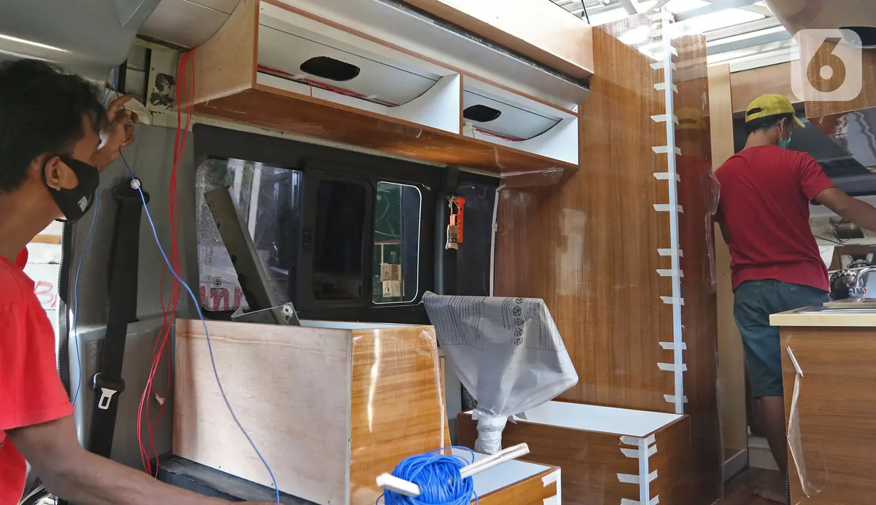 Pekerja menyelesaikan modifikasi mobil campervan di Bengkel Impro Campervan, Depok, Sabtu (14/11/2020). Pemilik bengkel mengatakan biaya modifikasi berkisar Rp50 juta hingga Rp200 juta itu mengalami peningkat permintaan sekitar 70 persen dari komunitas mobil campervan. (Liputan6.com/Herman Zakharia)