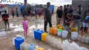 Kehidupan warga Palestina di lokasi pengungsian semakin berat, karena saat ini tak ada cukup makanan, air bersih dan obat-obatan. (Bashar TALEB/AFP)