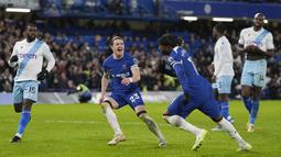 Pemain Chelsea, Noni Madueke, melakukan selebrasi setelah mencetak gol melalui tendangan penalti ke gawang Crystal Palace pada pekan ke-19 Premier League 2023/2024 di Stadion Stamford Bridge, Kamis (28/12/2023). Berkat hasil ini, Chelsea menempati peringkat ke-10 klasemen Premier League dengan koleksi 25 poin. Palace terpuruk di posisi ke-15 dengan 18 poin. (AP Photo/Alastair Grant)
