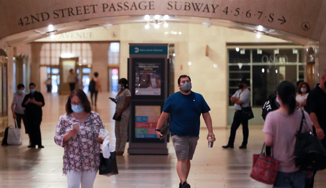 Para penumpang mengenakan masker berjalan di Grand Central Terminal di New York, 8 Juli 2020. Jumlah kasus COVID-19 di AS telah melampaui angka 3 juta pada Rabu (8/7), tepatnya 3.009.611 kasus hingga pukul 11.34 waktu setempat, menurut lembaga CSSE di Universitas Johns Hopkins. (Xinhua/Wang Ying)
