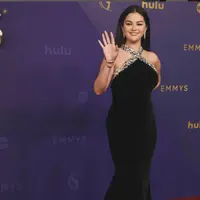 Selena Gomez tampil memukau di Emmy Awards, ia terlihat tampil dengan gaun hitam beraksen halter neck silver. Gayanya begitu memukau dan memesona. [Foto: Instagram/  Selena Gomez]