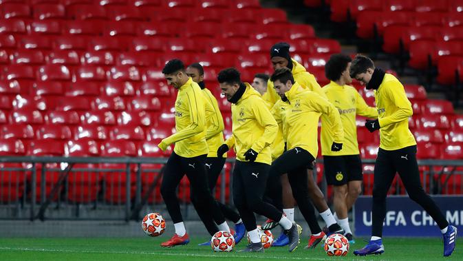 Pemain Borussia Dortmund melakukan pemanasan selama sesi latihan di Stadion Wembley di London, Inggris (12/2). Dortmund akan bertanding melawan Tottenham Hotspur pada babak 16 besar Liga Champions. (AP Photo/Frank Augstein)