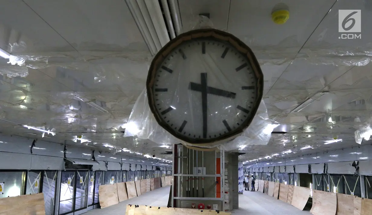 Jam dinding terpasang di Stasiun Mass Rapid Transit (MRT) Senayan, Jakarta, Senin (11/6). Hingga saat ini, progres pembangunan MRT Jakarta Fase I sudah mencapai 94,19 persen. (Liputan6.com/Angga Yuniar)