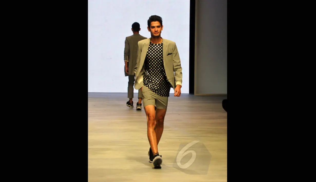 Model memperagakan koleksi terbaru dari desainer asal Korea Selatan, Kwon Mun Soo pada ajang Indonesia Fashion Week 2015 di JCC Senayan, Jakarta, Minggu (1/3). (Liputan6.com/Panji Diksana)
