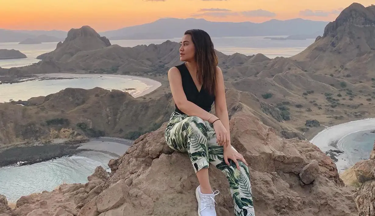 Dalam beberapa fotonya, Aaliyah mengenakan atasan polos yang dipadukan dengan celana bermotif dan sneakers putih. (Liputan6.com/IG/@aaliyah.massaid)