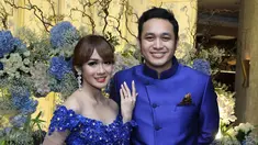 Pasangan selebritis Gilang Dirga dan Adiezty Fersa berpose menunjukkan cincin lamaran di kawasan Wijaya, Jakarta, Rabu (17/08). Gilang Dirga melamar sang kekasih Adiezty Fersa, tepat di hari ulang tahunnya pada (17/08/2016). (Liputan6.com/Herman Zakharia)