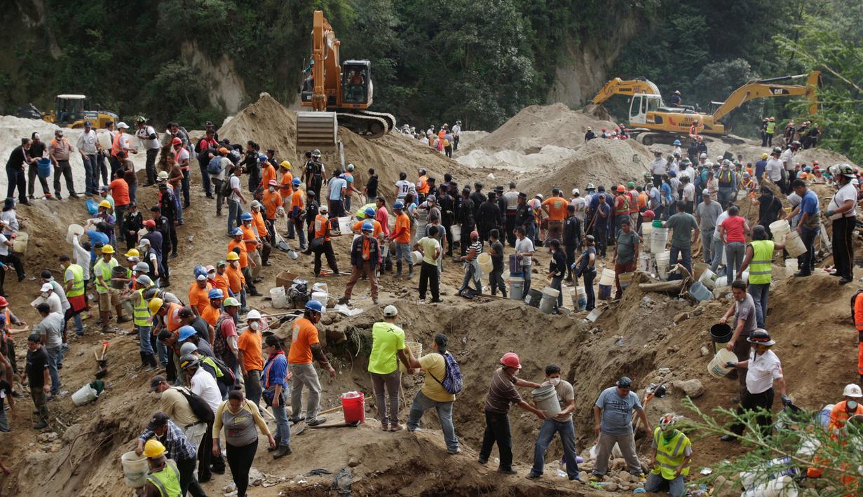 Warga dan petugas bahu membahu untuk mencari para korban longsor di Santa Catarina Pinula, Guatemala City (2/10/2015). Musibah tanah longsor ini menewaskan sedikitnya 73 orang dan sebanyak 600 orang dinyatakan hilang. (Reuters/ Josue Decavele)