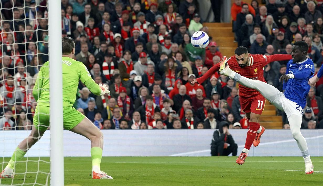 Pemain Liverpool, Mohamed Salah berusaha mencetak gol ke gawang Everton dalam laga lanjutan Liga Inggris 2024/2025 di Anfield, Liverpool, Inggris, Rabu (02/04/2025) waktu setempat. (AP Photo/Ian Hodgson)
