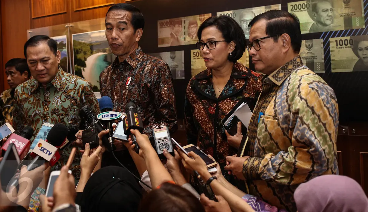 Presiden Joko Widodo (Jokowi) memberikan keterangan pers usai meresmikan uang rupiah tahun emisi 2016 di Jakarta, Senin (19/12). Sebanyak tujuh uang rupiah kertas dan empat uang rupiah logam diperkenalkan kepada masyarakat. (Liputan6.com/Faizal Fanani)