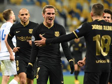 Pemain Barcelona merayakan gol yang dicetak Antoine Griezmann ke gawang Dynamo Kiev pada laga Liga Champions di Stadion NSK Olimpiyskiy, Rabu (25/11/2020) dini hari WIB. Barcelona menang 4-0 atas Dynamo Kiev. (AFP/Sergei Supinsky)