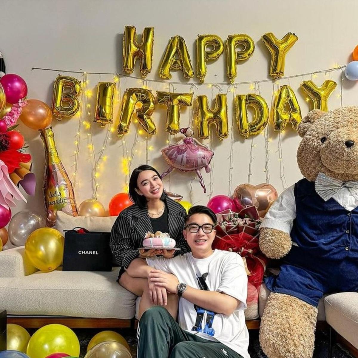 Sang Pacar Memberikan Hadiah Tas dan Boneka