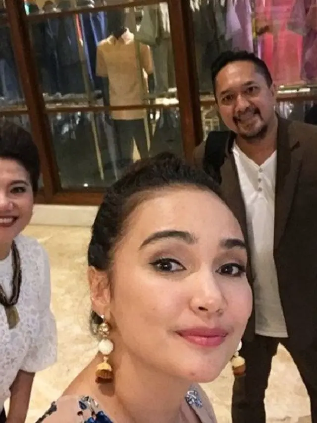 [Bintang] Selain Firrina Sinatrya, Feby Febiola Juga Tampil Minimalis Elegan di Pernikahan Petra Sihombing